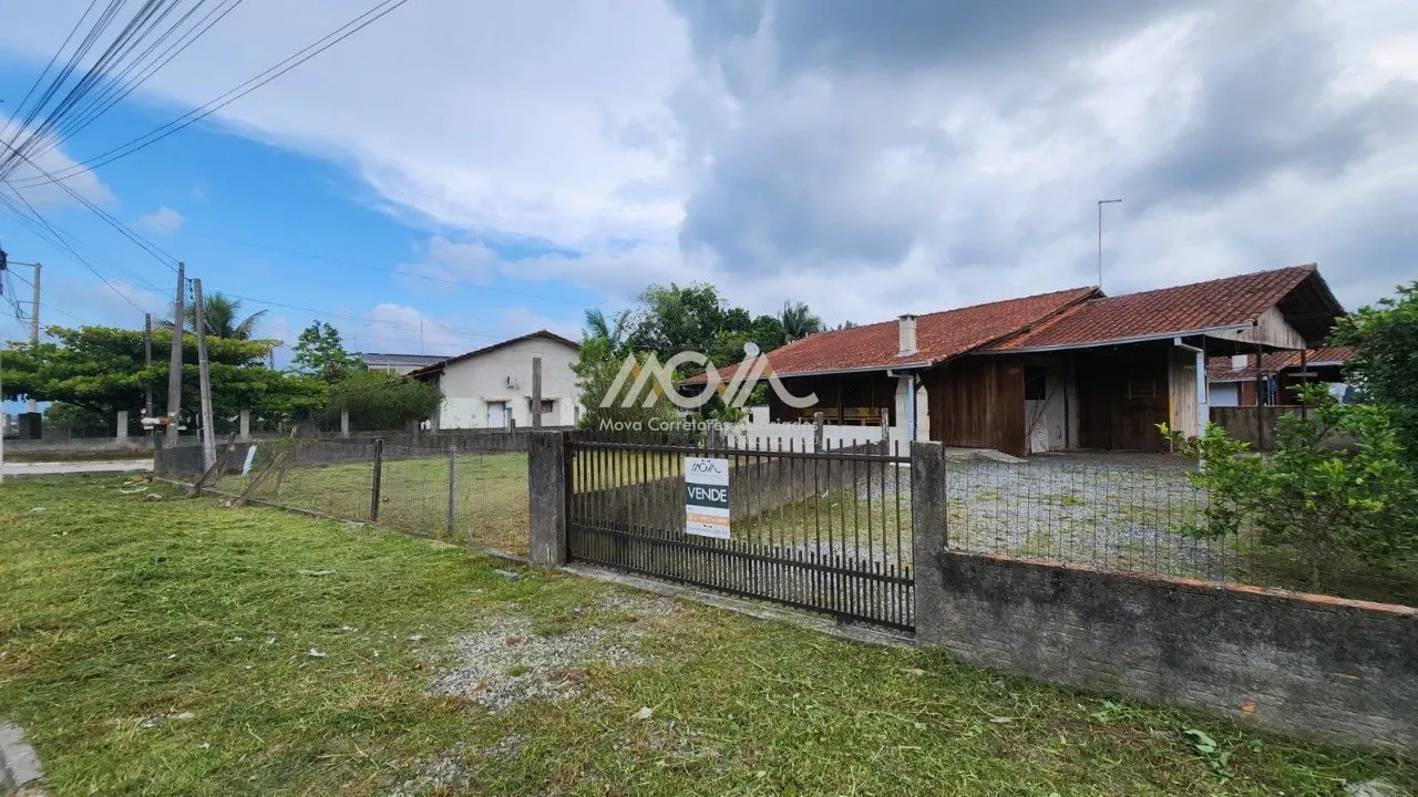 Foto do imóvel Casa localizada na Vila da Glória, em terreno de esquina, a aproximadamente 150 metros da praia. S...