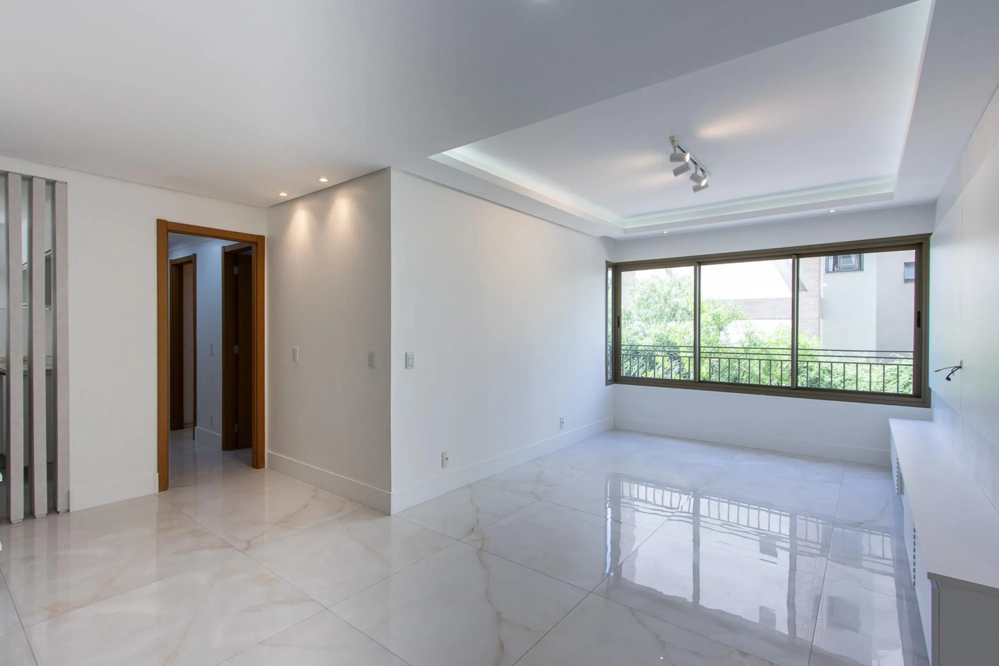 Imagem Apartamento totalmente reformado e impecável para locação - 3 quartos sendo uma suíte - Bairro Cavalhada