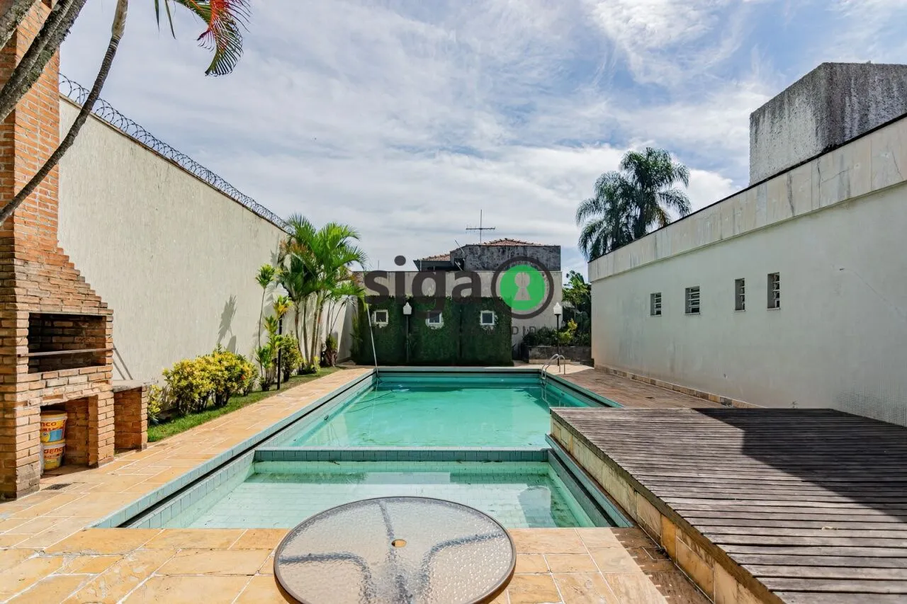 Imagem Casa a venda no Planalto Paulista, com 3 quartos e 6 vagas de garagem.