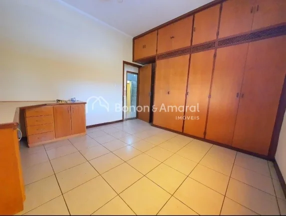 Imagem Ampla casa térrea para locação, com 3 dormitórios sendo 1 suíte, armários embutidos e ventilad...