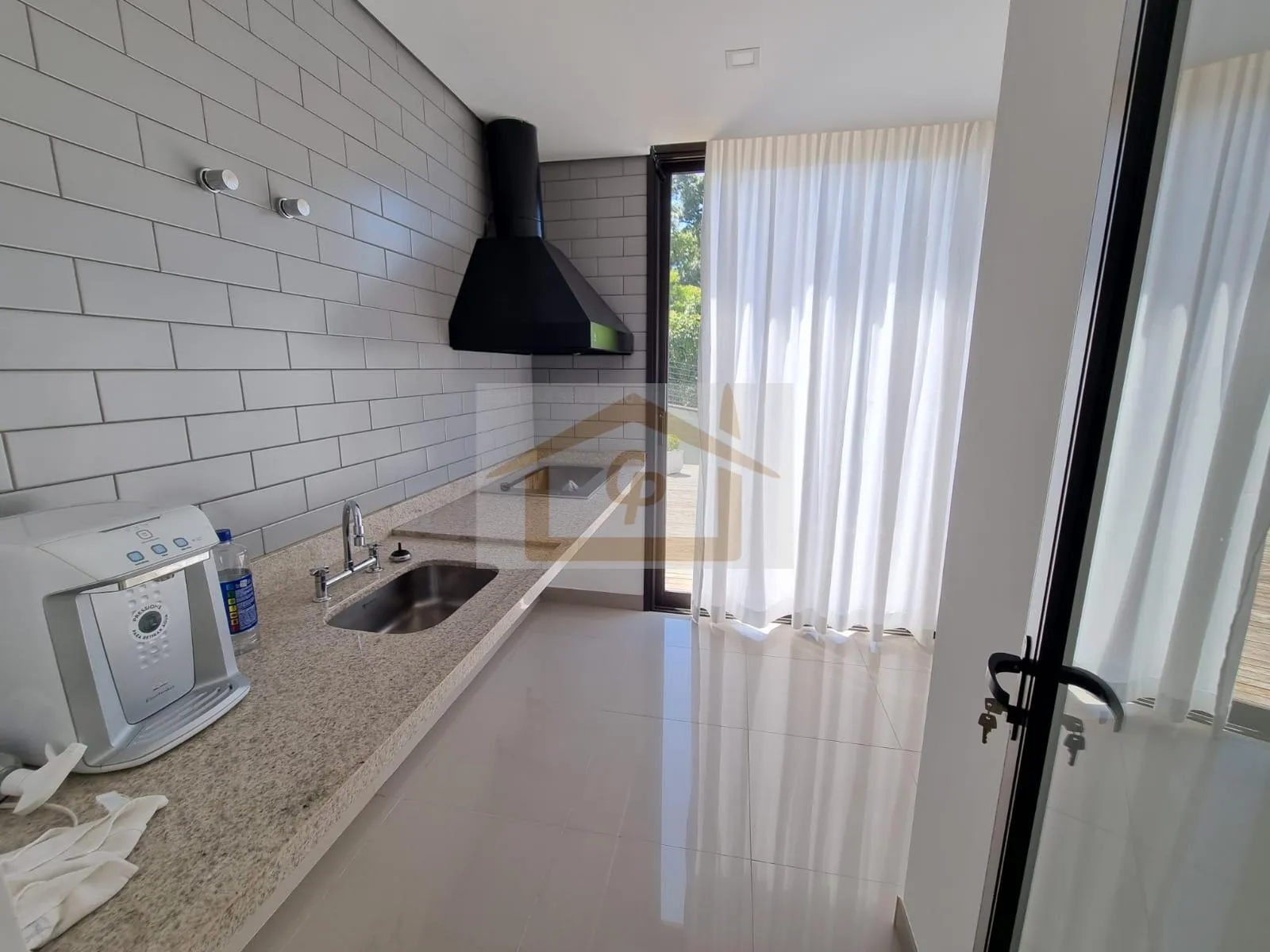 Imagem Casa com 4 quartos sendo 3 suítes, 6 vagas, Segurança e Conforto!!!