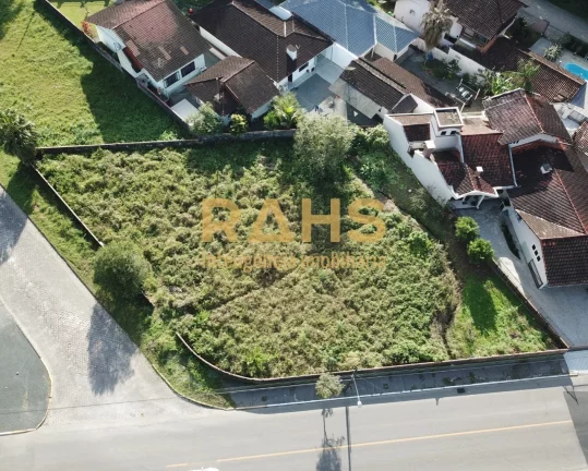 Ótimo terreno de esquina no centro de Pirabeiraba Terreno a venda em ótima localização. Excelent...