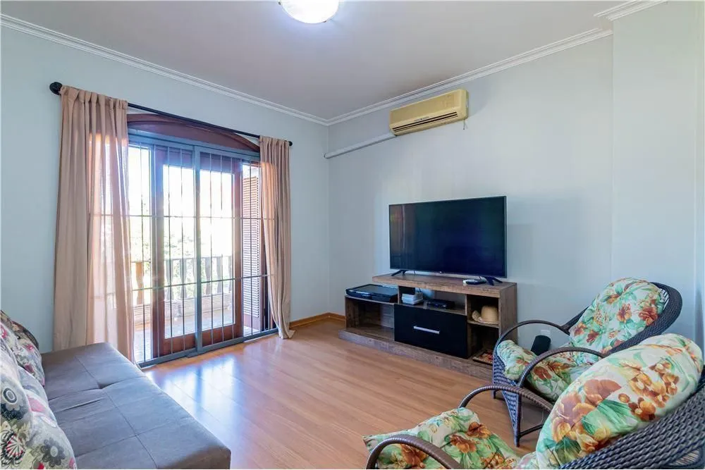 Imagem Ampla casa com 3 Dormitórios e Pátio Próximo a Adda Mascarenhas