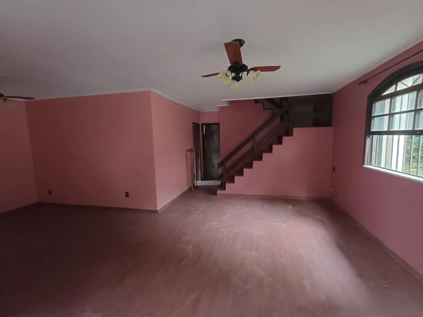 Imagem Ótima casa duplex espaçosa com 5 quartos e área de lazer!