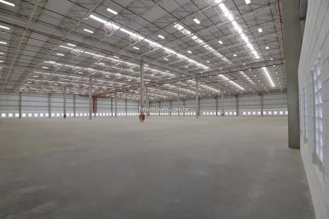 Imagem Galpão Comercial para Locação em Sorocaba-SP, Bairro Cajuru do Sul - 2 Banheiros, 8 Vagas de Garagem, 2.731,68 m² de Área.