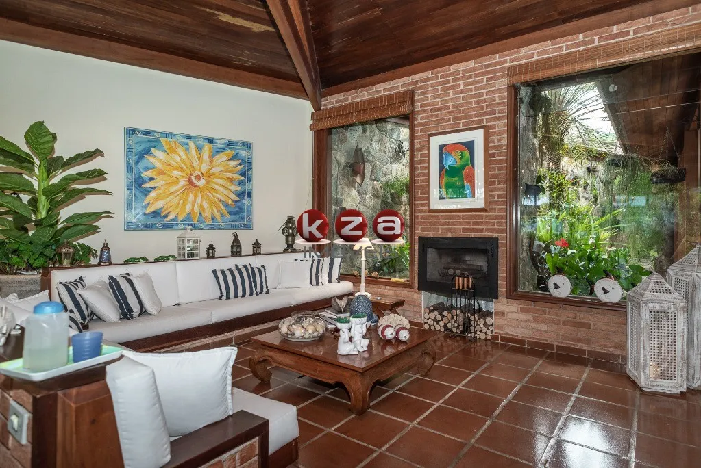 Imagem Casa de luxo a venda em Ubatuba, Praia Dura, frente para o mar. 6 suítes, 3 salas, 8 banheiros, 11 vagas, área gourmet592 m².