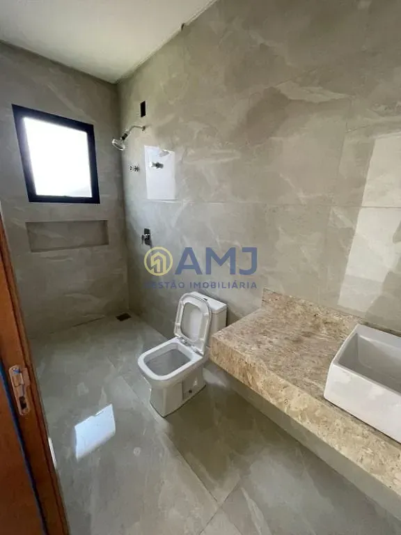 Imagem Casa térrea à venda no Jardins Capri | Lote de esquina com 4 suítes, piscina e alto padrão em Goiânia