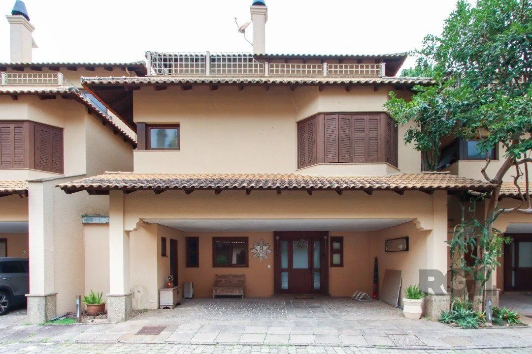 Imagem Casa com 327m² de área privativa, oferecendo 3 dormitórios, sendo 3 suítes
