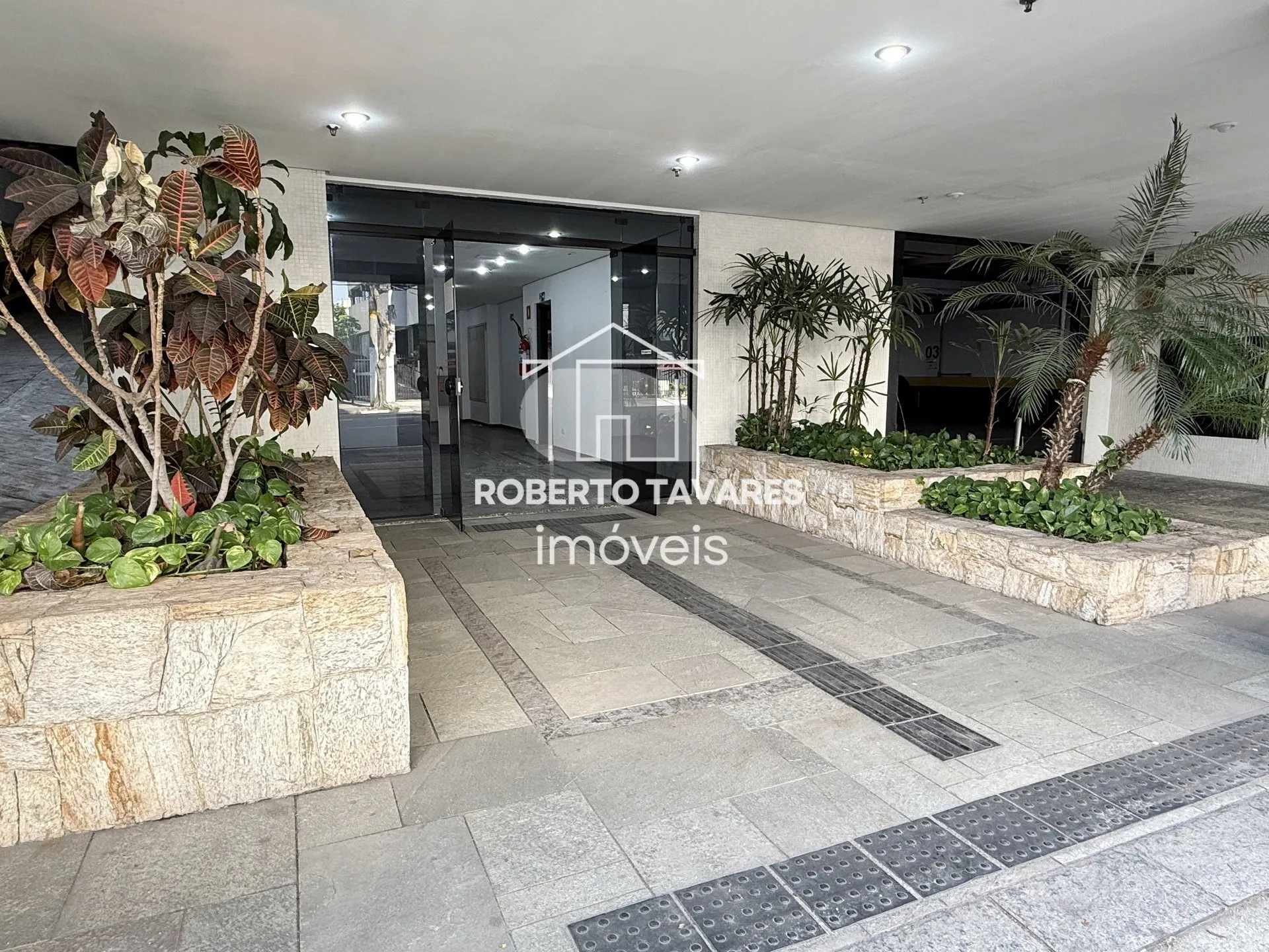 Imagem Prédio monousuário, com 11 andares, 1723m² de área útil, 4032m² de área total, 33 vagas de garagem.