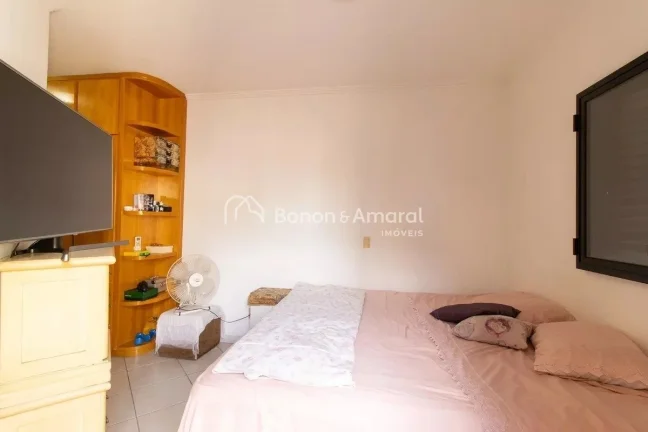 Imagem Localizado em Campinas, este espaçoso apartamento oferece um ambiente confortável e funcional. Com...