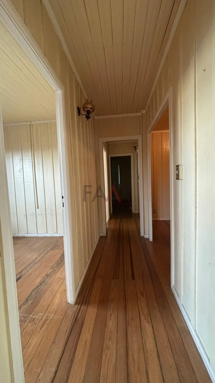 Imagem Casa Aconchegante de Madeira com Terreno à Venda - Santana, Guarapuava - PR