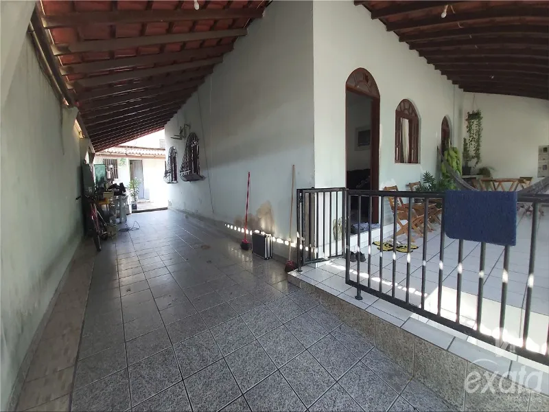 Imagem Manoel Plaza, casa com 3 quartos com 1 suite, sala e cozinha ampla, banheiro social, varandão, 3 vagas de garagem, terreno de 300 m²