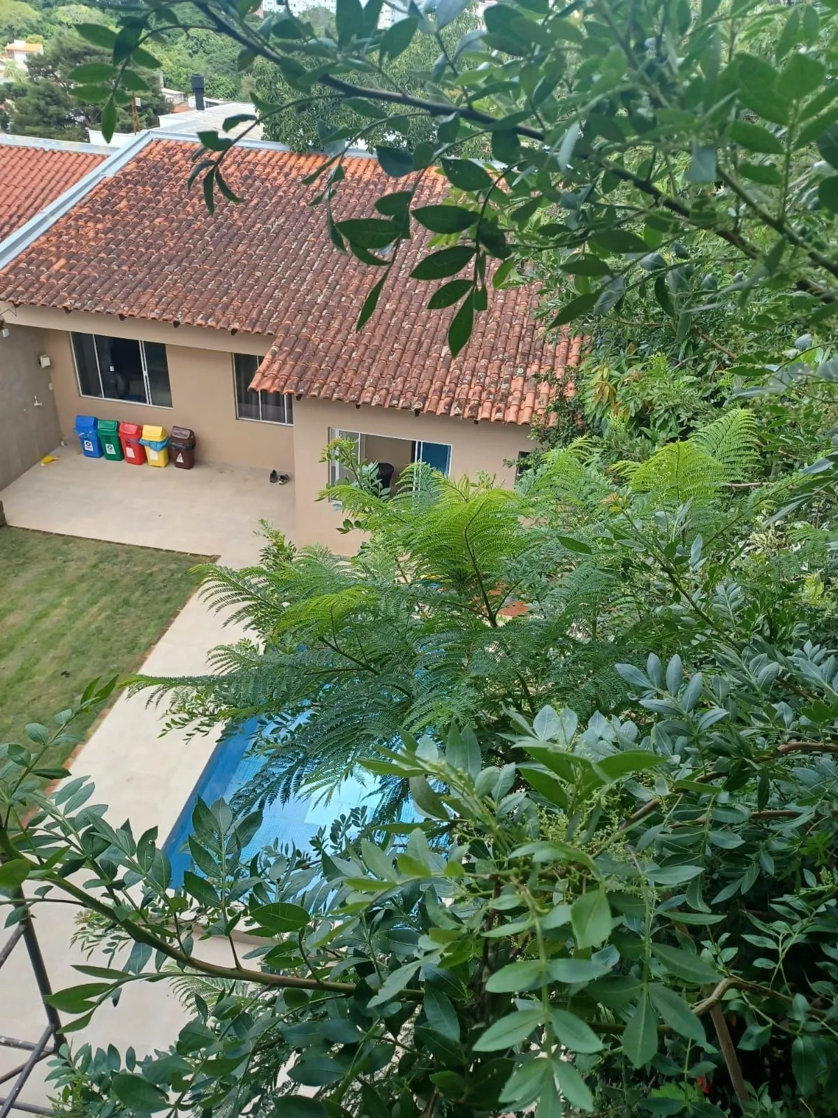 Imagem Casa com 04 quartos (01 suíte) 02 vagas no Bairro Jardim Sabará em Porto Alegre