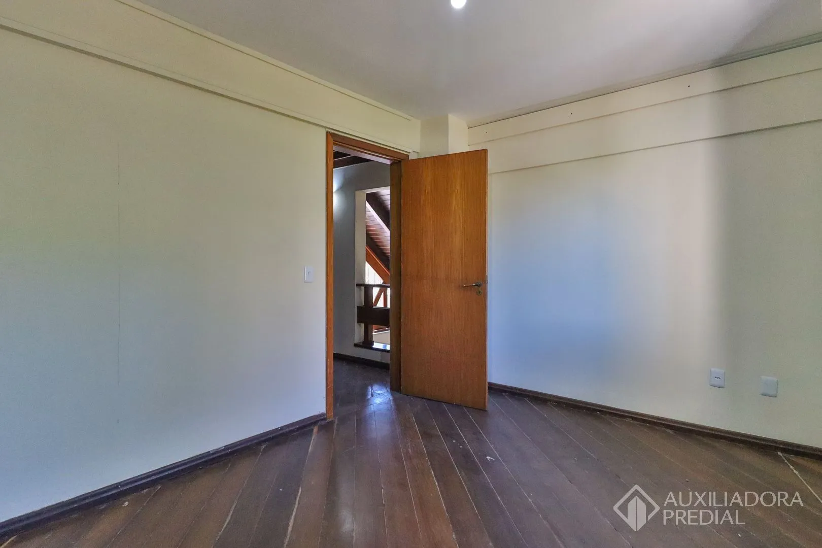 Imagem Excelente casa com 5 dormitórios no bairro Cristal