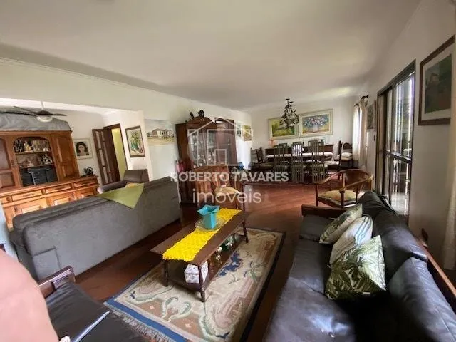 Imagem Amplo apartamento 165M² à venda com 4 dormitórios, sendo 2 suítes, living para 3 ambientes, cozinha com armários embutidos e área de serviço com quarto e banheiro. Conta com 2 vagas de garagem.
