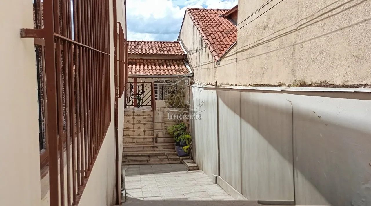 Imagem Casa com 3 quartos com barracão comercial no piso inferior à venda em Valinhos.
