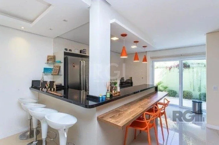 Imagem Casa com 03 dormitórios, 01 suíte, pátio, terraço com churrasqueira e vaga de garagem para 03 carros no bairro Ipanema
