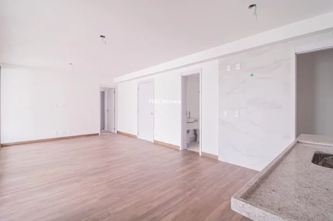 Imagem Apartamento à venda na Vila Mariana com 4 quartos sendo 2 suítes, 2 vagas de garagem.