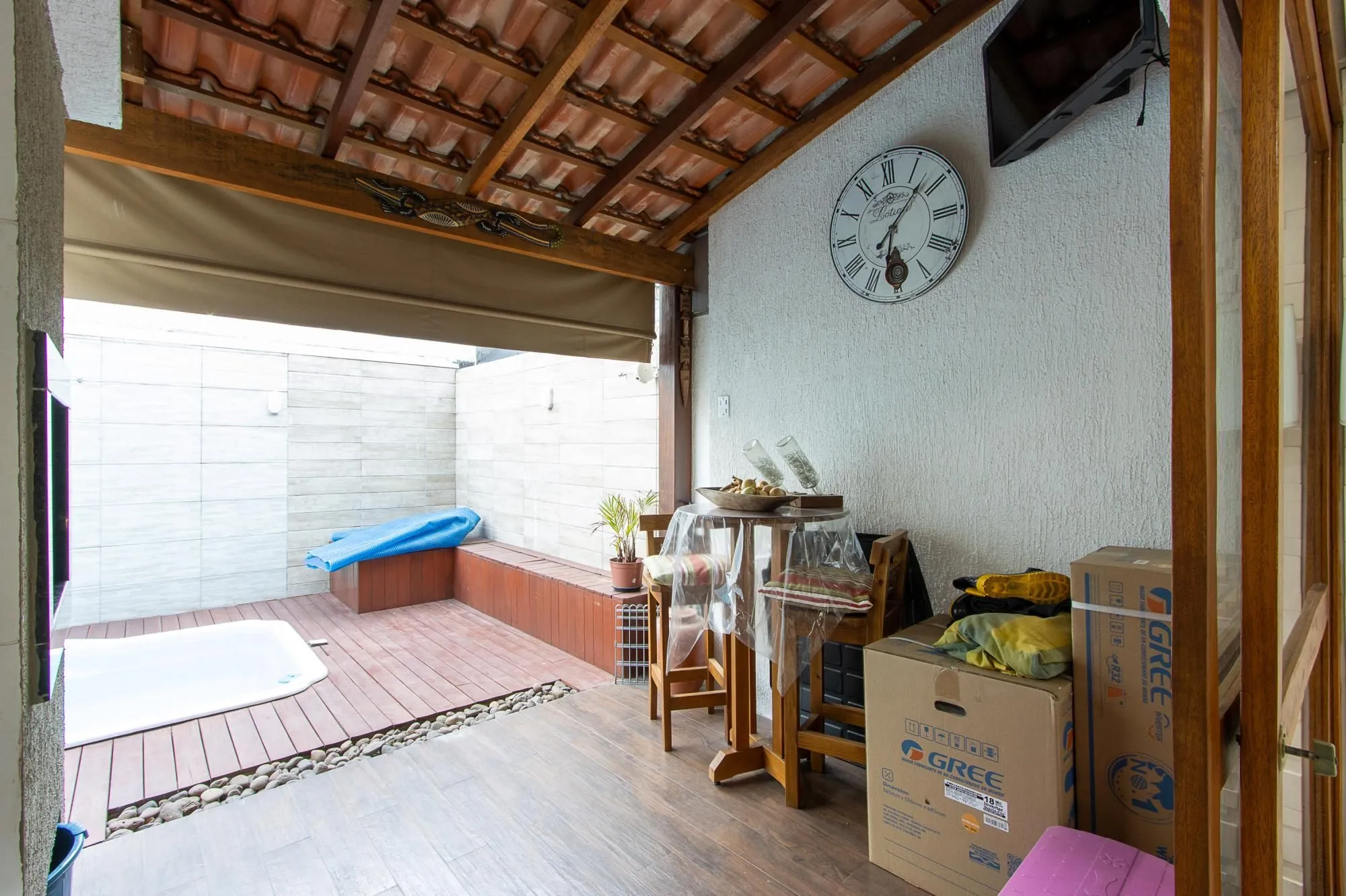 Imagem Casa de condomínio, 3 quartos, 1 suíte, piscina e 2 vagas de garagem;