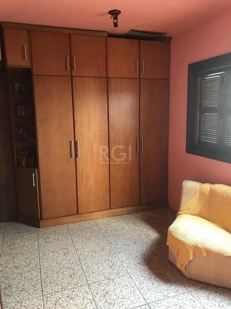 Imagem Casa para Venda - 270m², 4 dormitórios, sendo 1 suites, 5 vagas - Partenon