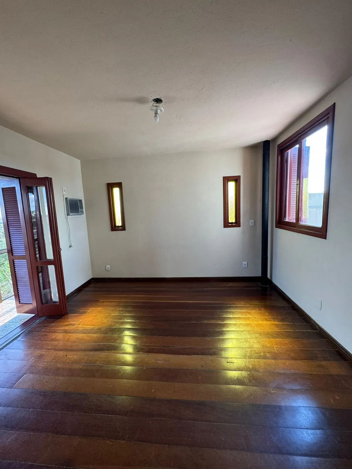 Imagem Casa 4 dorms à venda Avenida Manoel Elias, Porto Alegre.