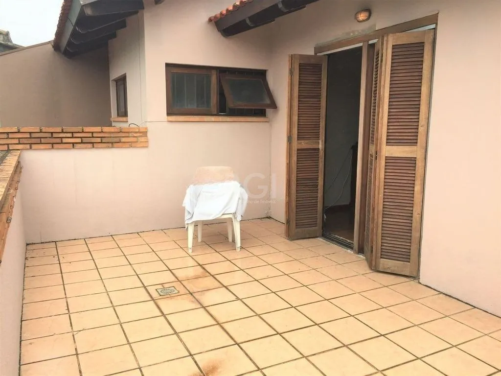 Imagem Casa de 270m² - 3 dormitórios, 1 suíte, churrasqueira, pátio e 3 vagas de garagem