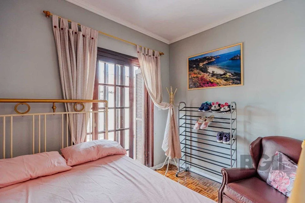 Imagem Casa com 234m², 3 dormitórios, 3 vagas no bairro Partenon
