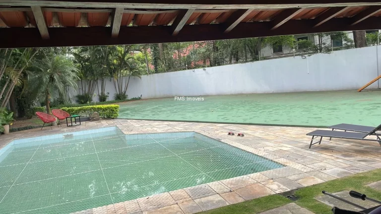 Imagem Casa de luxo à venda em São Paulo-SP, 4 quartos, 2 suítes, 3 salas, 5 banheiros, 6 vagas, 490m² no Alto de Pinheiros.