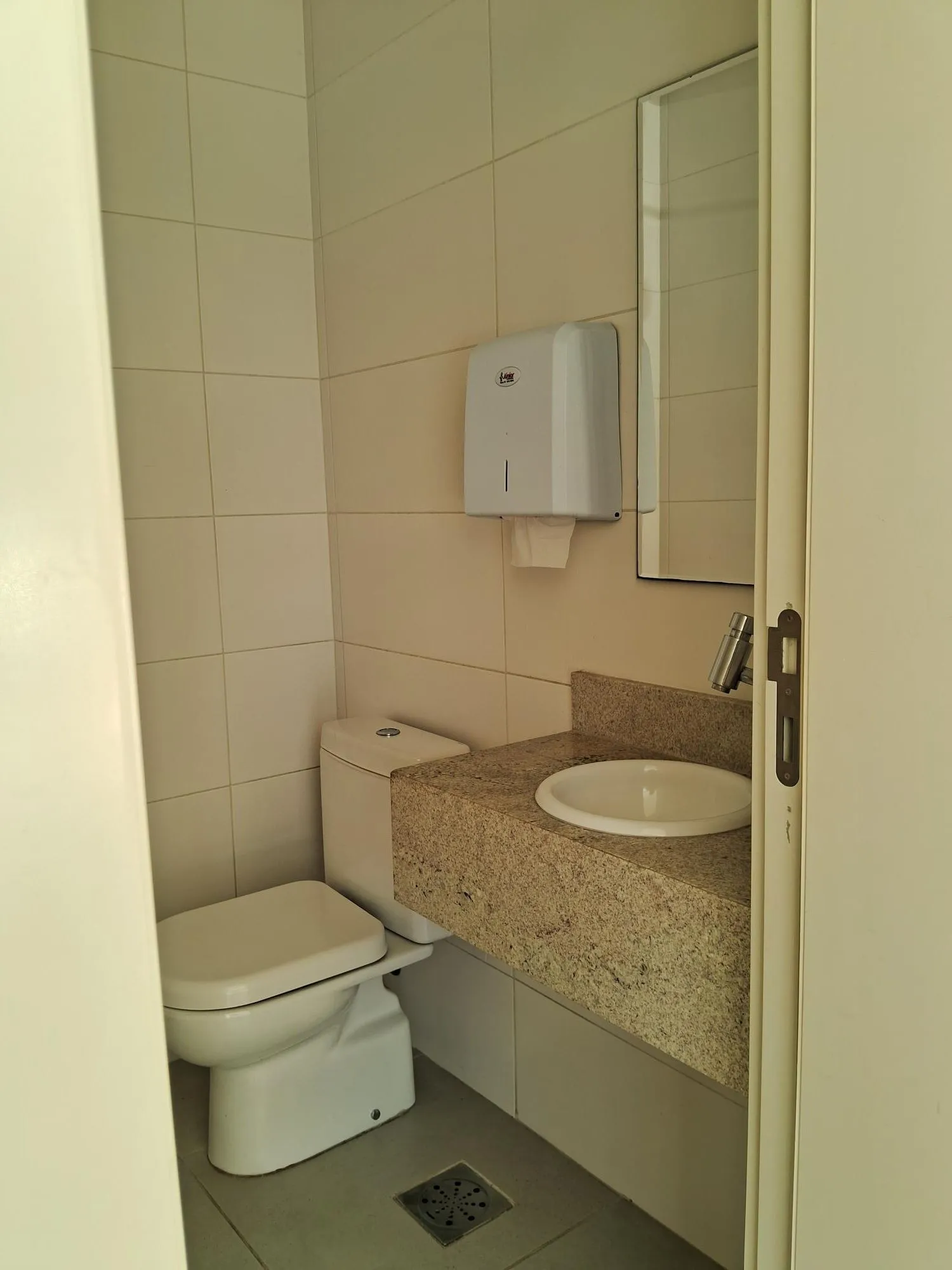 Imagem MÁFFER IMÓVEIS ALUGA - EXCELENTE LOJA COMERCIAL NO MOINHOS DE VENTO com 102m² privativos,Rua Comendador Caminha, nº 22 - Bairro Moinhos de Vento Em frente ao Parcão