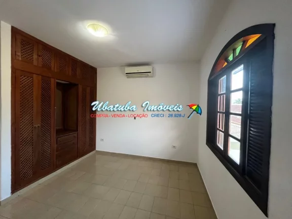 Imagem Sobrado com 03 dormitórios em excelente localização