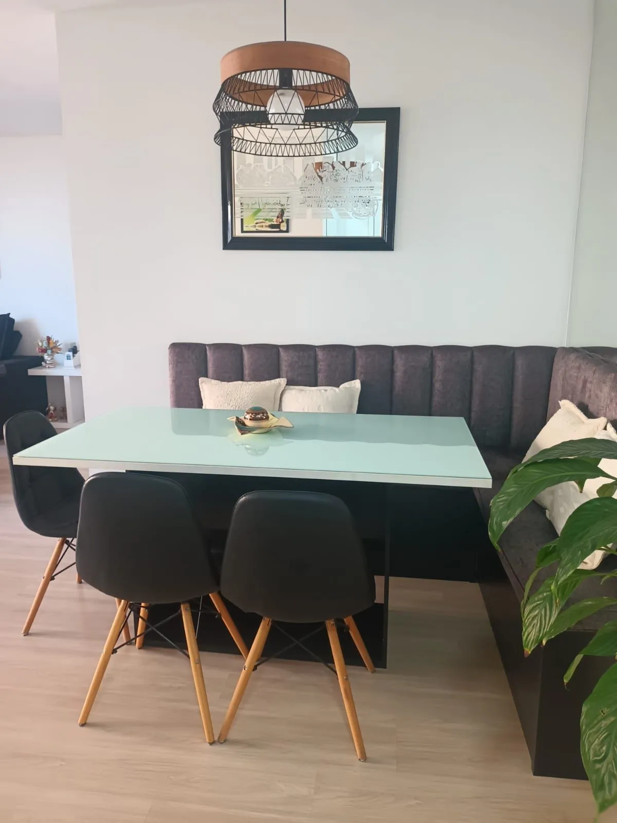 Imagem Apartamento de 3 dormitórios com living estendido, semi mobiliado, suíte e churrasqueira.