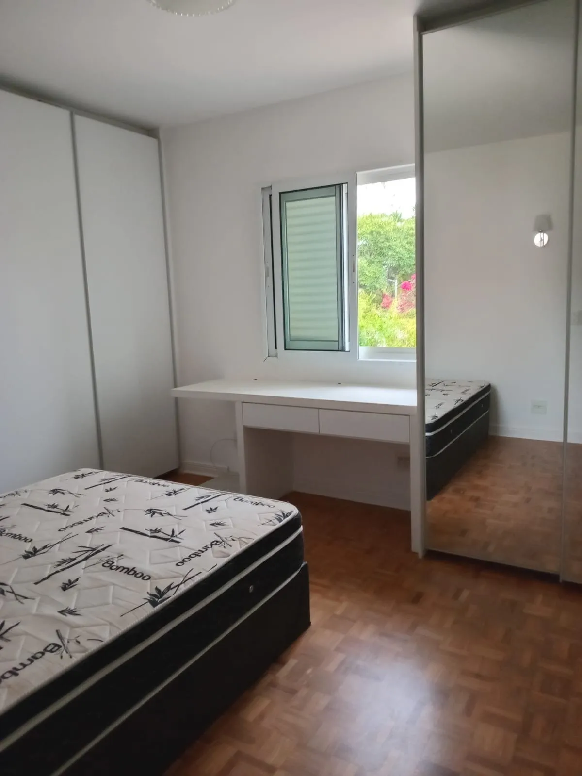 Imagem Aluguel de Casa em Condomínio de Luxo no Tamboré, Santana de Parnaíba-SP: 4 quartos, 1 suíte, 1 sala, 2 banheiros, 4 vagas de garagem, 320m².