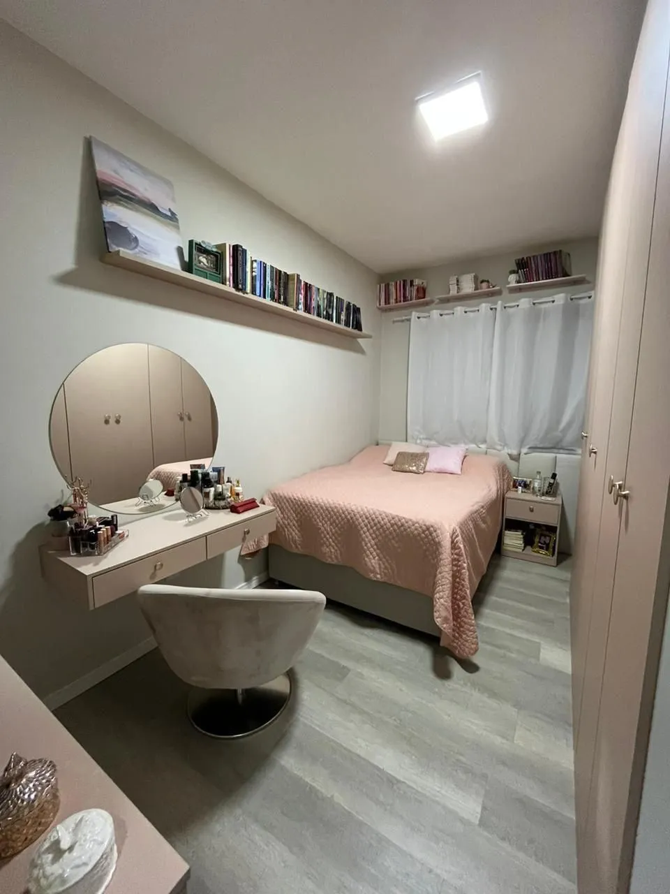 Imagem Casa em condomínio com 3 dormitórios, suíte e 2 vagas.
