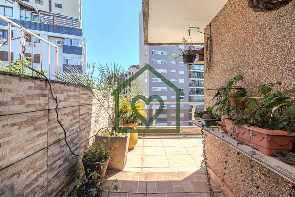Imagem Cobertura duplex com 296 m² privativos, três dormitórios (sendo uma suíte) e três vagas de gara...