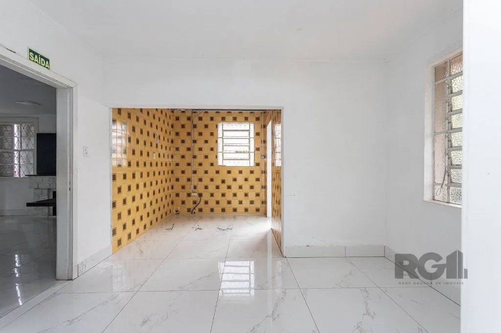 Imagem Casa Espaçosa de 3 Dormitórios à Venda no Bairro Moinhos De Vento!