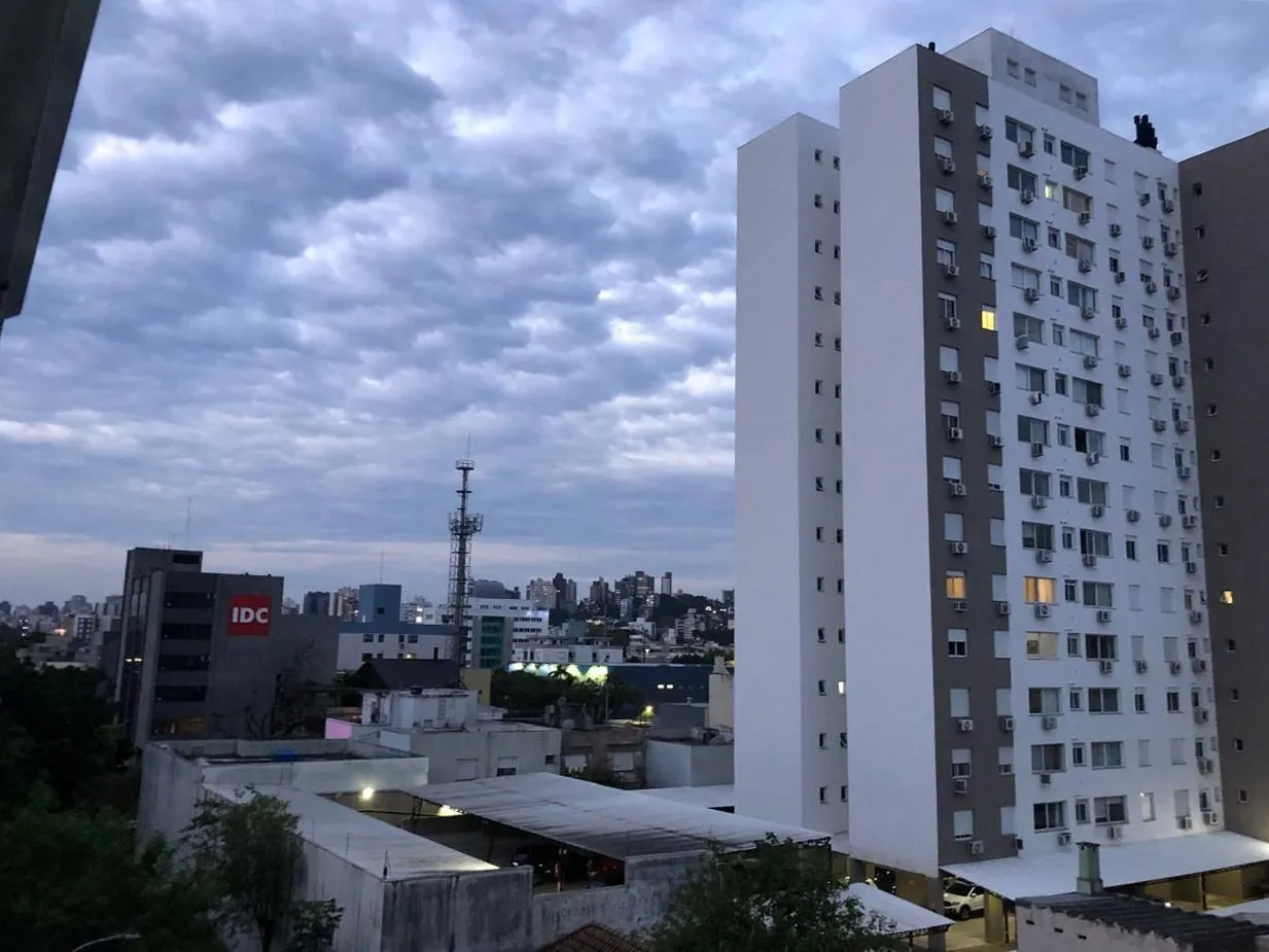 Imagem Cobertura com 2 quartos à venda na Rua Doutor Gastão Rhodes - Porto Alegre