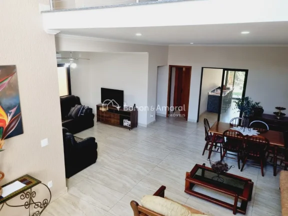 Imagem Sobrado com 4 quartos (sendo 2 suítes, uma delas no térreo), 264 m² construídos, no Condomínio ...