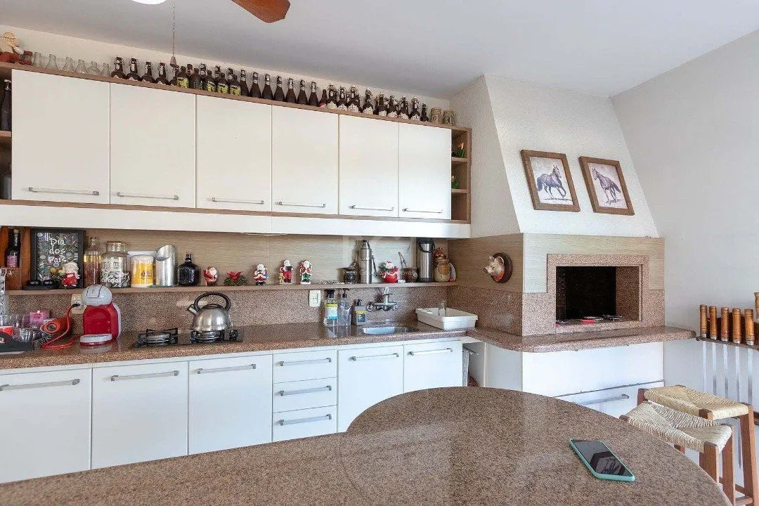 Imagem Casa para Venda com 4 dormitórios no bairro Hípica