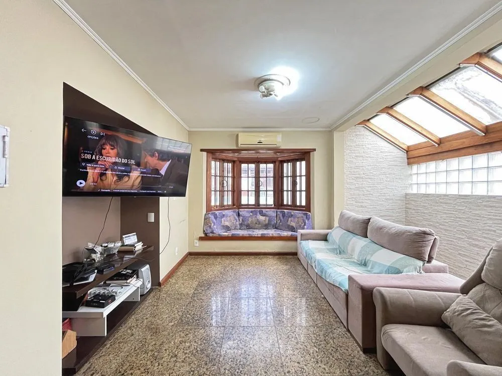 Imagem Casa ampla com piscina, adega, quiosque com churrasqueira e casa nos fundos (edícula).