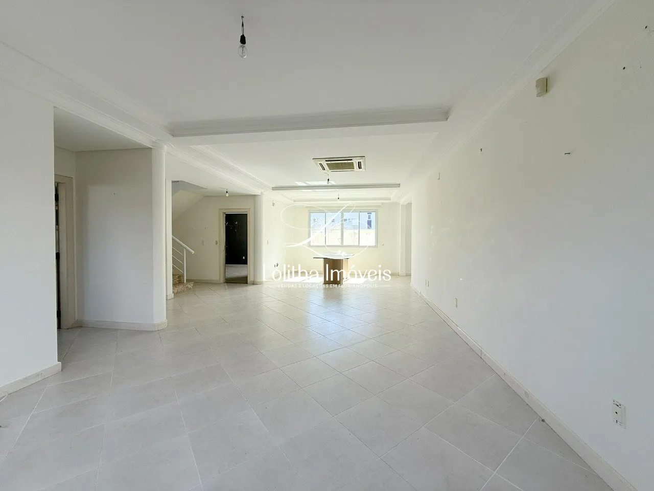 Imagem CASA COM 3 SUÍTES À VENDA EM JURERÊ - FLORIANÓPOLIS/SC