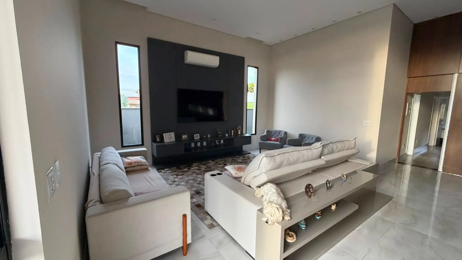 Imagem Casa de Alto Padrão à Venda no Village Ipanema I, Araçoiaba da Serra. 1.030 m² de terreno | 313 m² construídos | 3 suítes | 4 vagas | Piscina aquecida