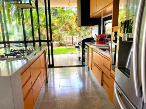 Imagem VENDA E LOCAÇÃO DE CASA NO CONDOMÍNIO REAL PARK, EM ARUJÁ/SP, 390m² com 3 suítes, piscina aquecida, 04 salas e garagem para 04 autos. CONSULTE-NOS