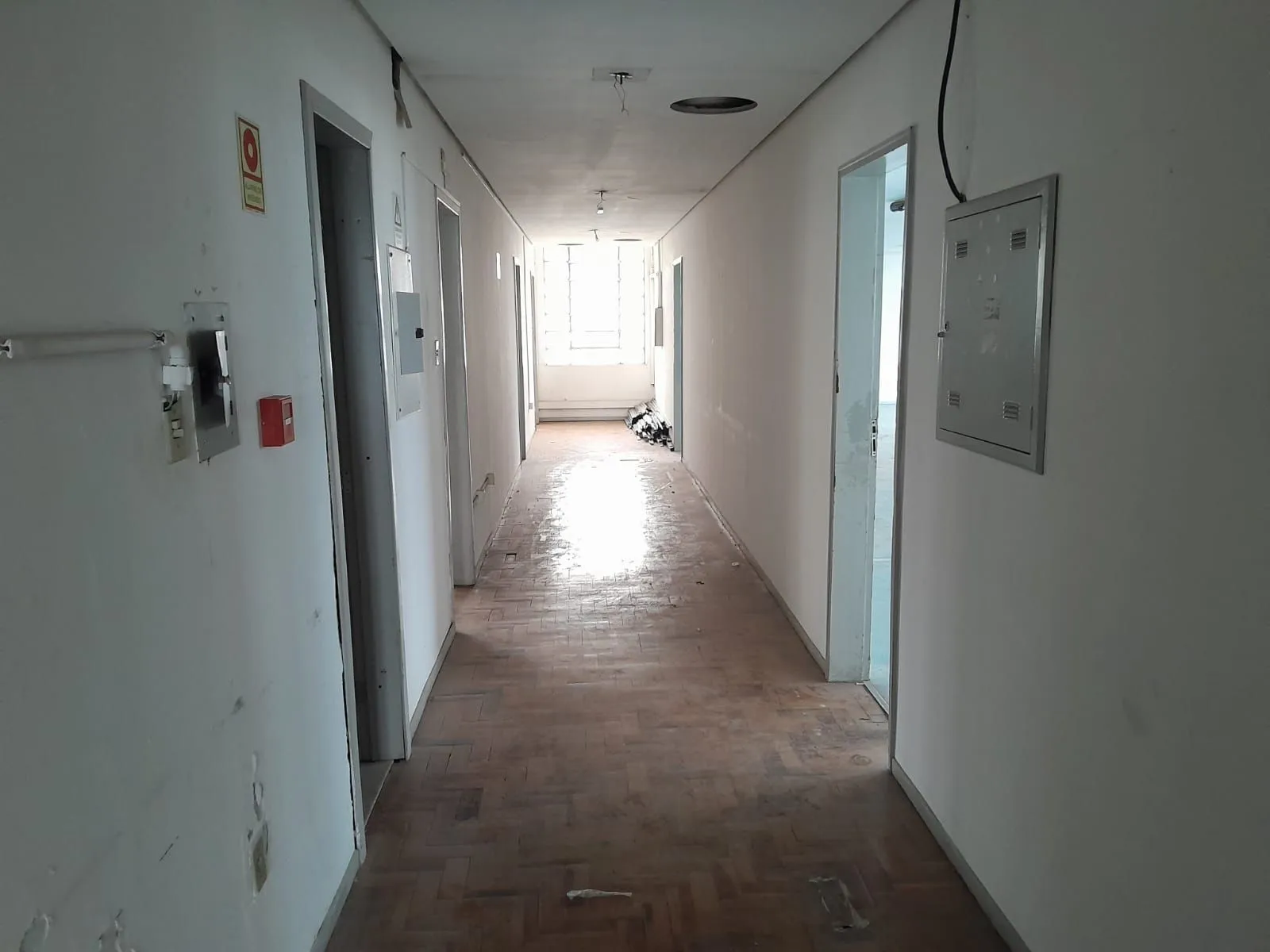 Imagem Salas com meio andar,para empresas ou órgãos públicos com 262,41m2 ,Centro