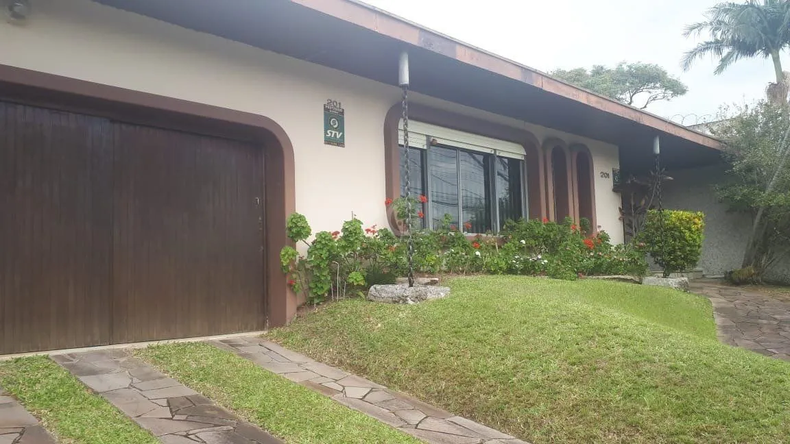 Imagem Casa com 4 dormitórios no Bairro Guarujá