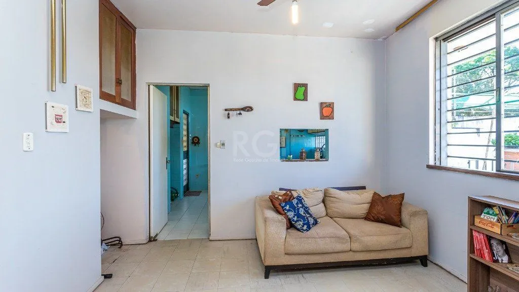 Imagem Vende casa com 05 quartos e garagem para 5 carros.