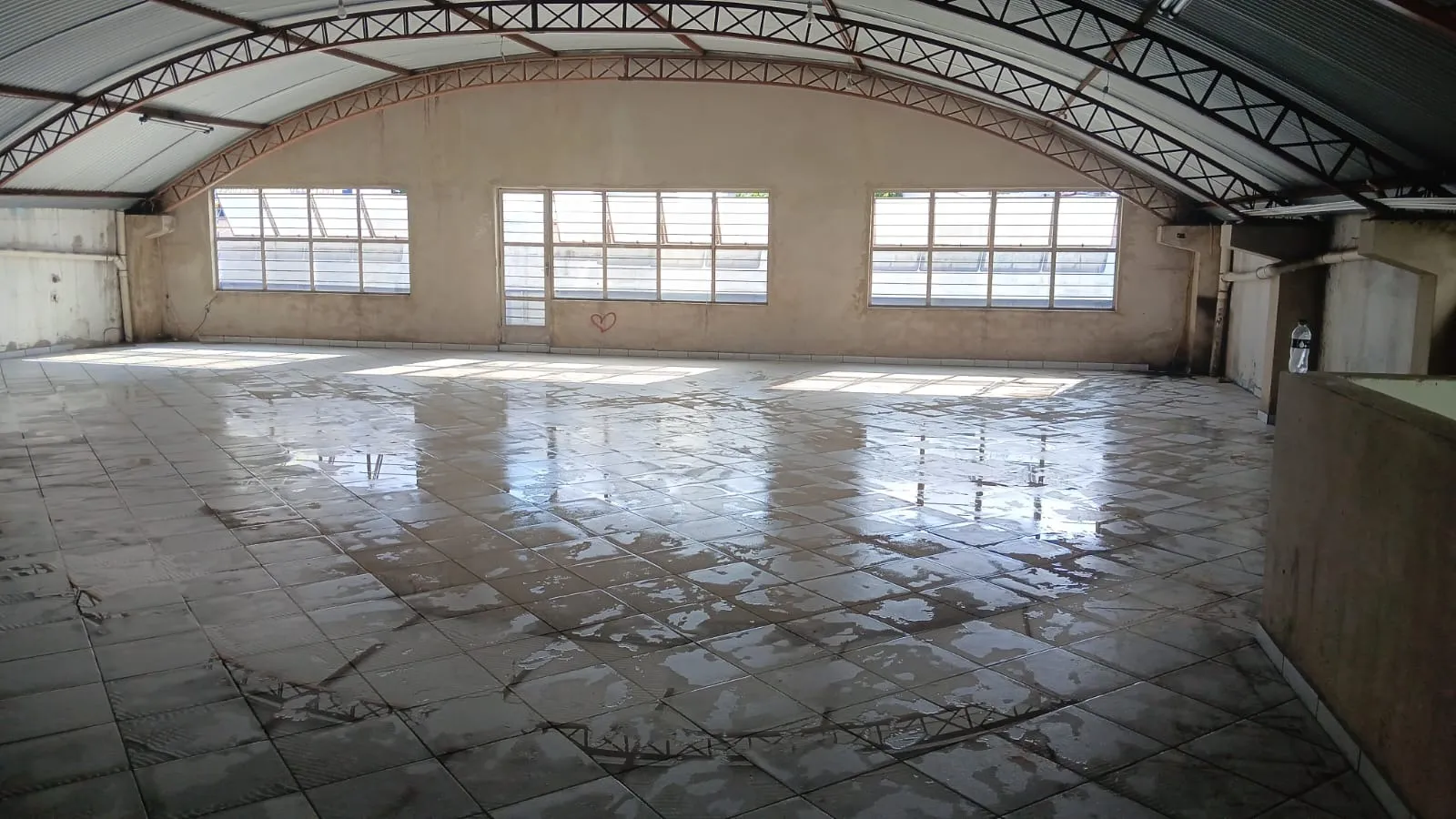 Imagem Salão comercial de 420 m² para locação no andar superior da Avenida Itavuvu, em Sorocaba, ideal para academia e depósito