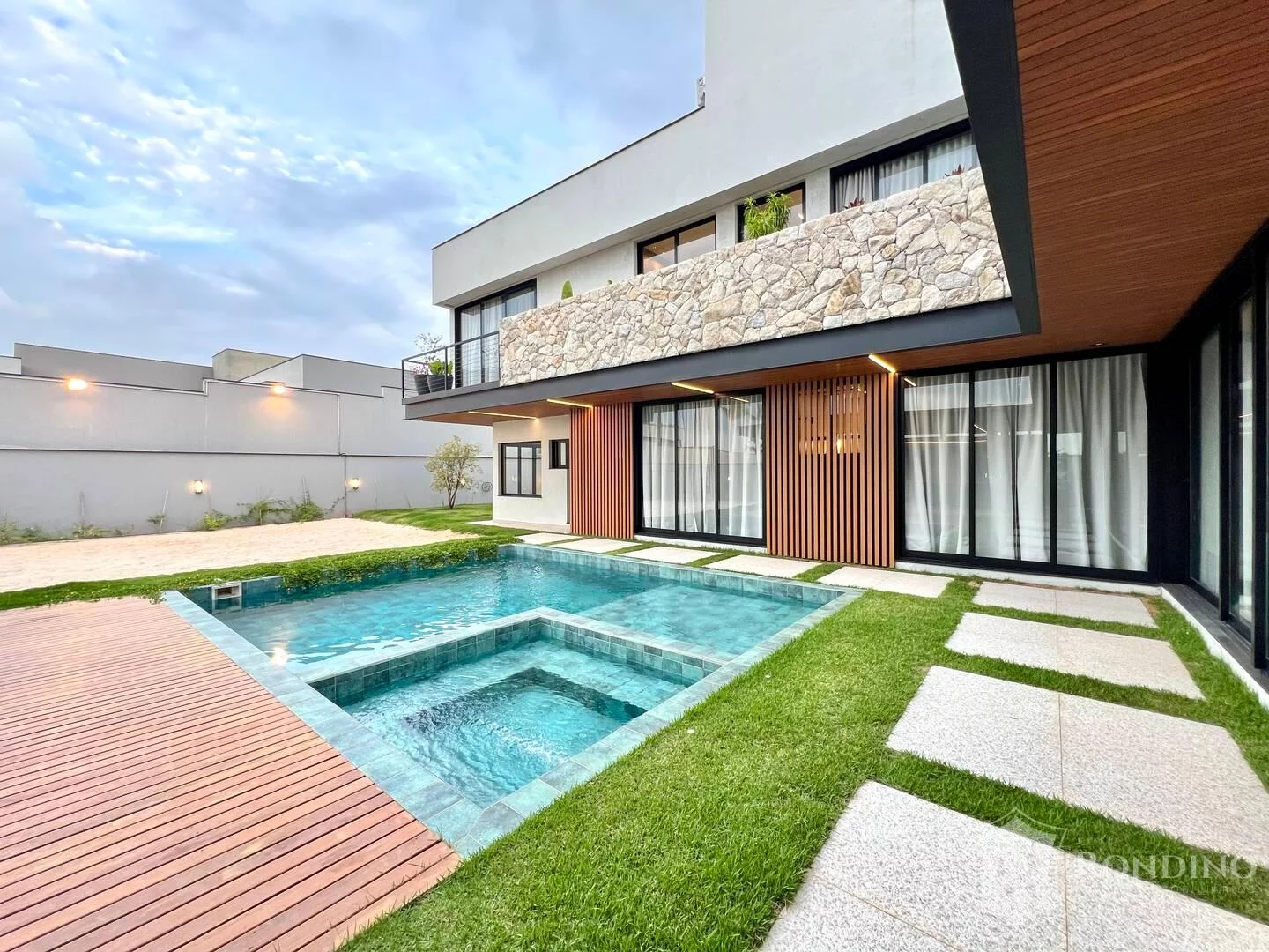 Foto do imóvel Casa sobrado em condomínio, 04 suítes, varanda gourmet, piscina em Avenida Cannes