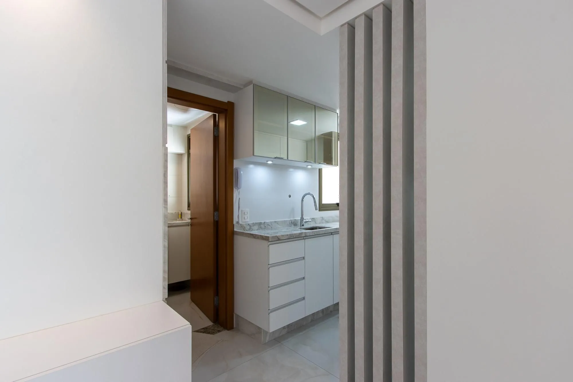 Imagem Apartamento totalmente reformado e impecável para locação - 3 quartos sendo uma suíte - Bairro Cavalhada