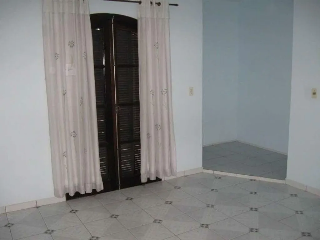 Imagem Excelente Sobrado à Venda na Vila Scarpelli em Santo André-SP: 3 Quartos, 2 Banheiros, 2 Vagas de Garagem - 180,00m²