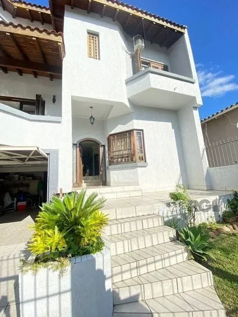 Imagem Excelente casa de 300m² com 4 dormitórios no bairro Sarandi.